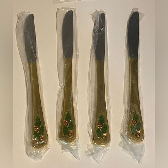 HOLLYBERRY 20 PC. GOLD PLATED HOLIDAY STAINLESS STEEL FLATWARE - Picture 4 of 6